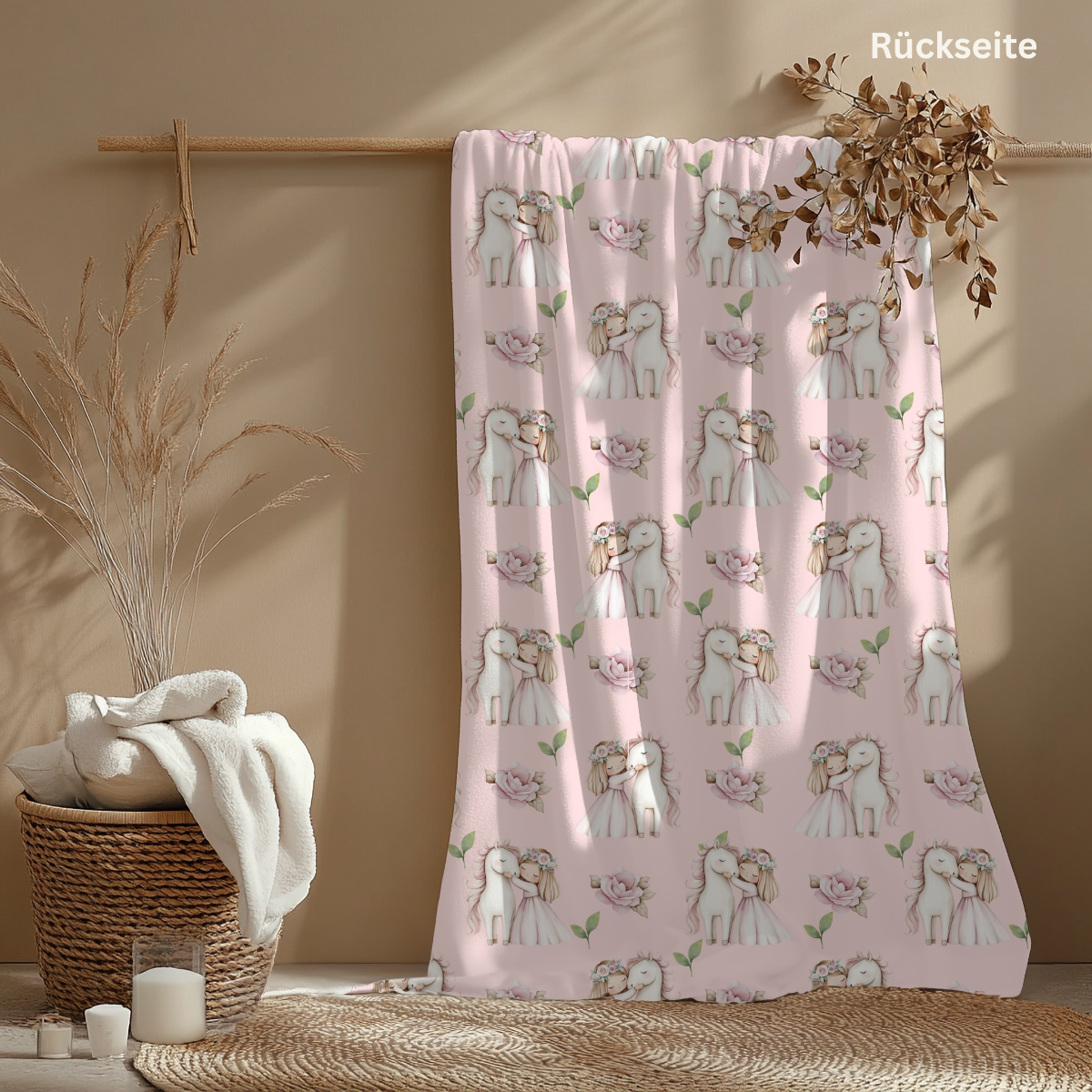Babydecke Einhorn personalisiert Mädchen Motive Mädchen kuschelt mit Einhorn