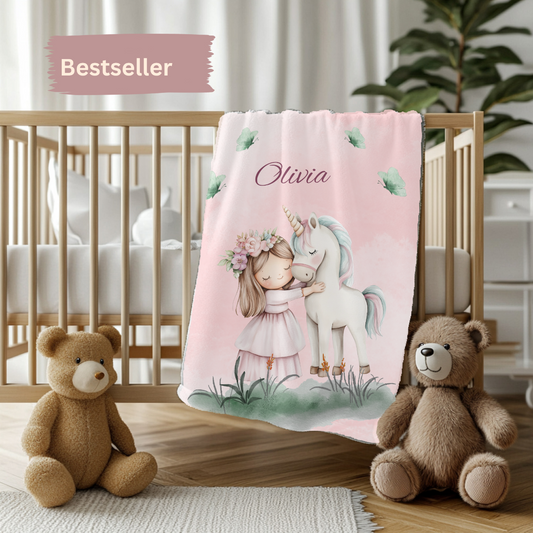 Babydecke Einhorn personalisiert Mädchen Motiv kleines Mädchen mit Einhorn auf der Wiese
