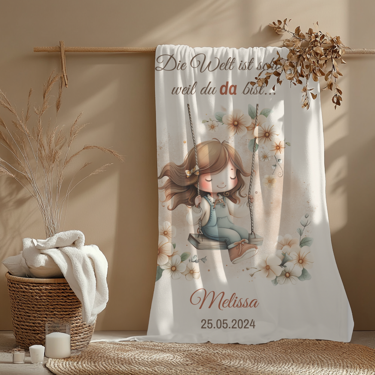 Babydecke mit Namen und Spruch für Mädchen über Holzstange