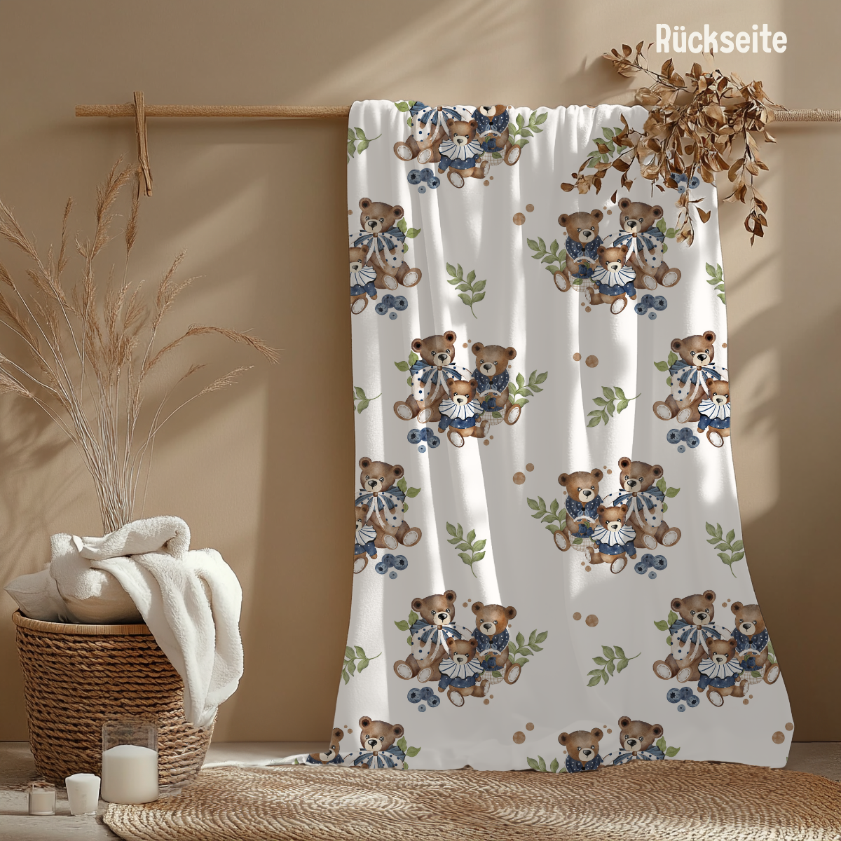 Babydecke mit Name, Spruch und Teddymotiv  hängt über Holzstange ( Rückseite)