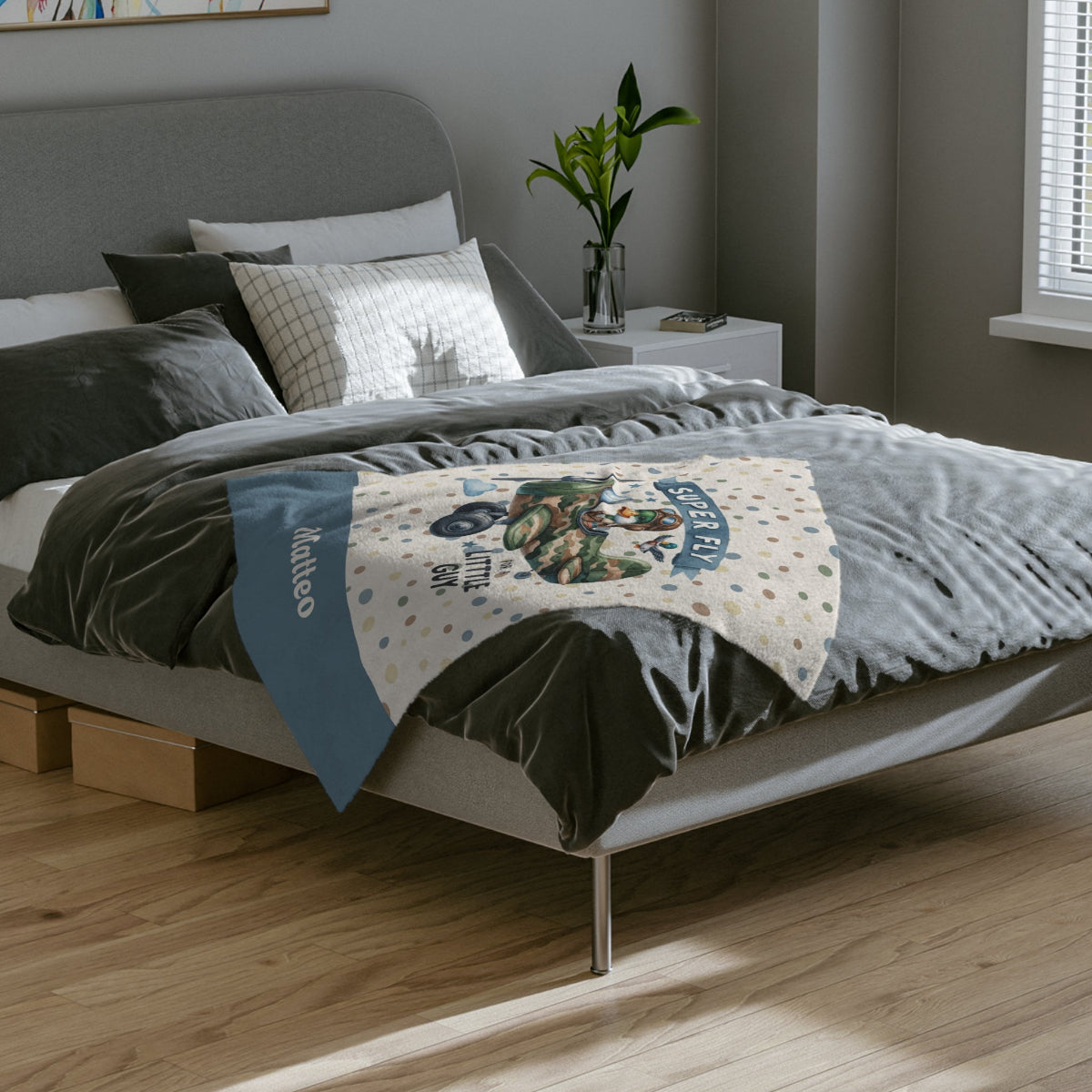 coole Babydecke Flieger personalisiert liegt auf Bett