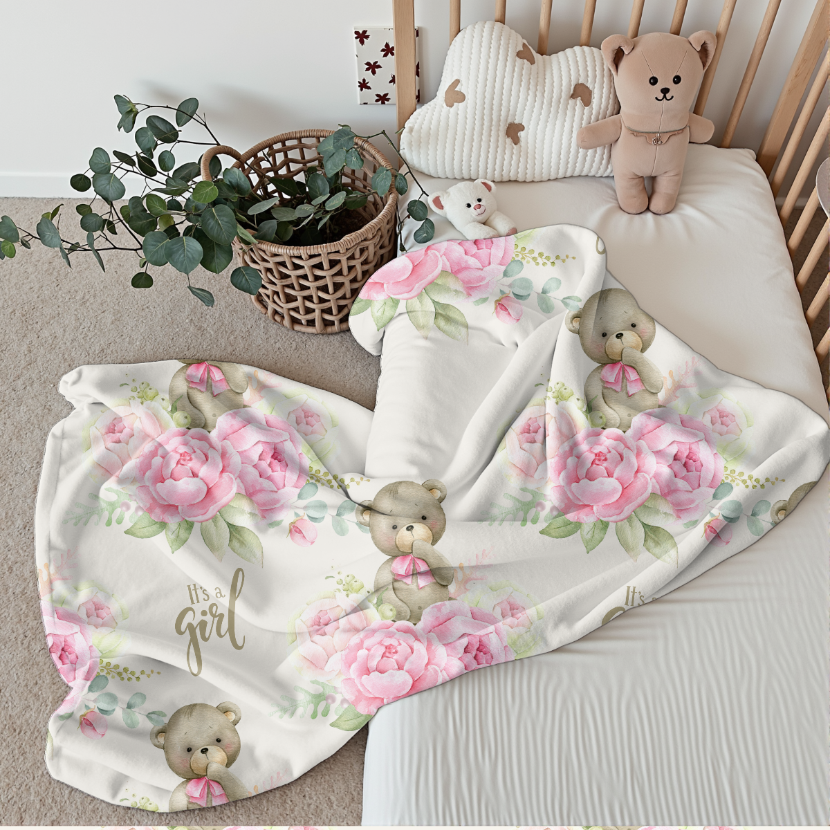 Babydecke its-a girl für Mädchen mit Teddy und Rosen liegt auf Kinderbett