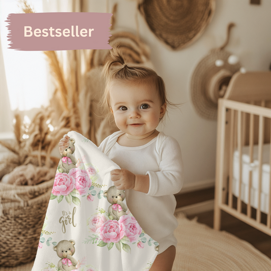 kinderwagendecke its-a-Girl liebevolles Motiv mit Teddy, rosa Rosen und dem Spruch " it's a girl"