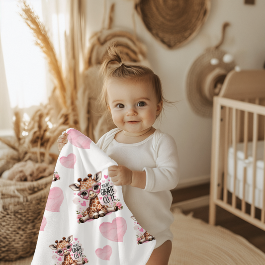 Babydecke mit frecher Giraffe und Spruch, rosa Herzchen, Hintergrund weiß