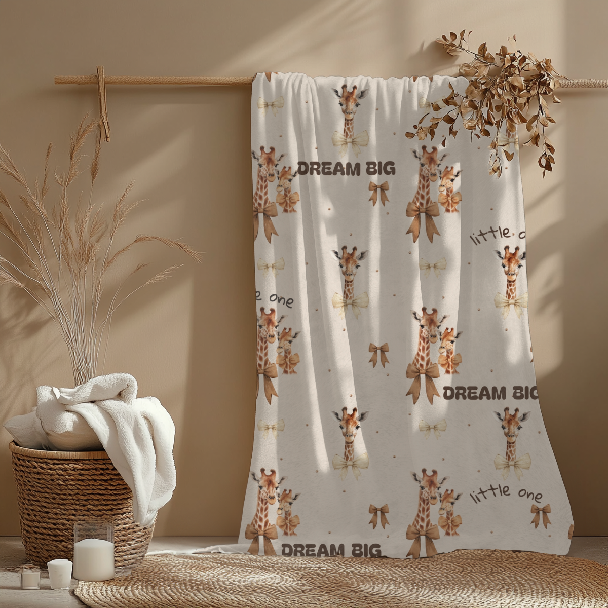 Babydecke mit Spruch und Giraffen hängt über einer Holzstange