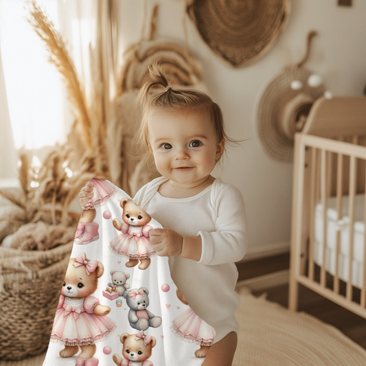Kinderwagendecke Teddyliebe rosa Motiv Teddy mit Kleidchen und Geschenken, Hintergrund weiß