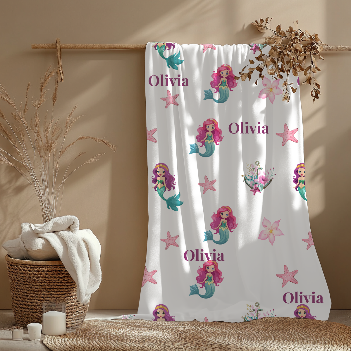 personalisierte Babydecke mit Meerjungfrau über einer Holzstange