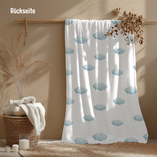 personalisierte Babydecke mit Name, Datum, Schäfchen Motiv blaue Wölkchen