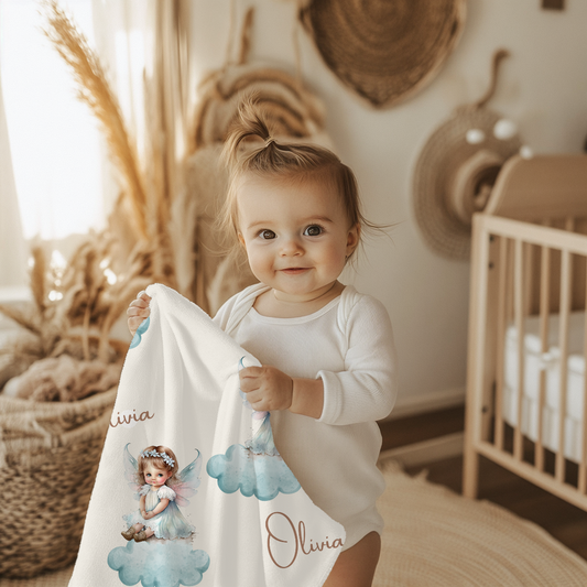 personalisierte Babydecke "Wolkenwunder" liebevolles Motiv mit Engel auf Wolken und Name