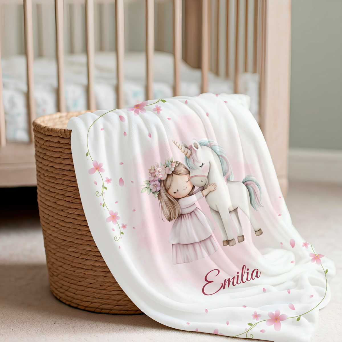 personalisierte Fleece Babydecke Einhornliebe, liebevolles Motiv mit rosa Blüten und Einhorn mit Mädchen, Babydecke für Mädchen