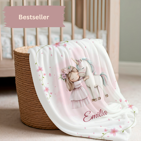 personalisierte Fleece Babydecke Einhornliebe, liebevolles Motiv mit rosa Blüten und Einhorn mit Mädchen