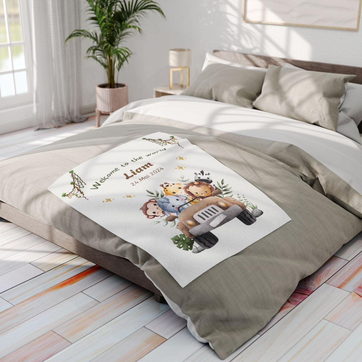 Babydecke Safari mit Name und Dschungelmotiv auf Bett