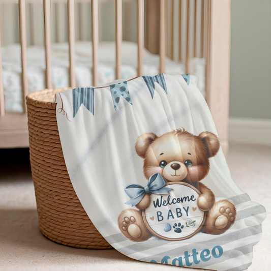 brauner Teddy mit Schild " Welcome Baby", blaue Wimpelkette und Name