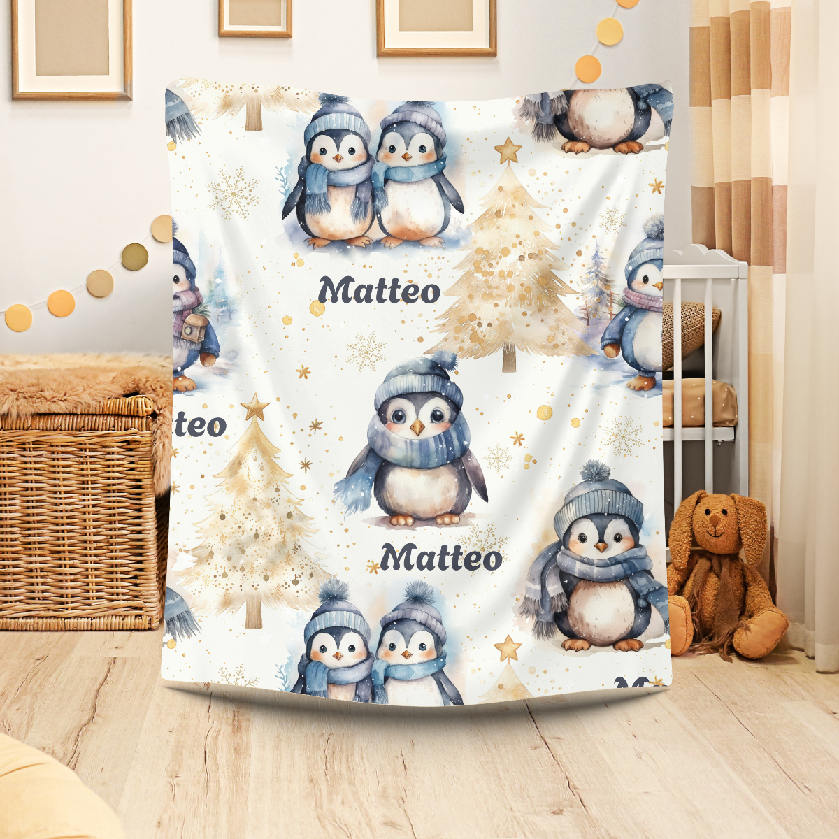 Babydecke personalisiert mit Pinguin im Winterwald praktische Größe von 70 x 100 cm