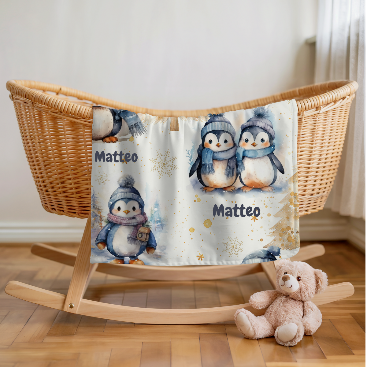 Babydecke personalisiert mit Pinguin im Winterwald für Junge oder Mädchen