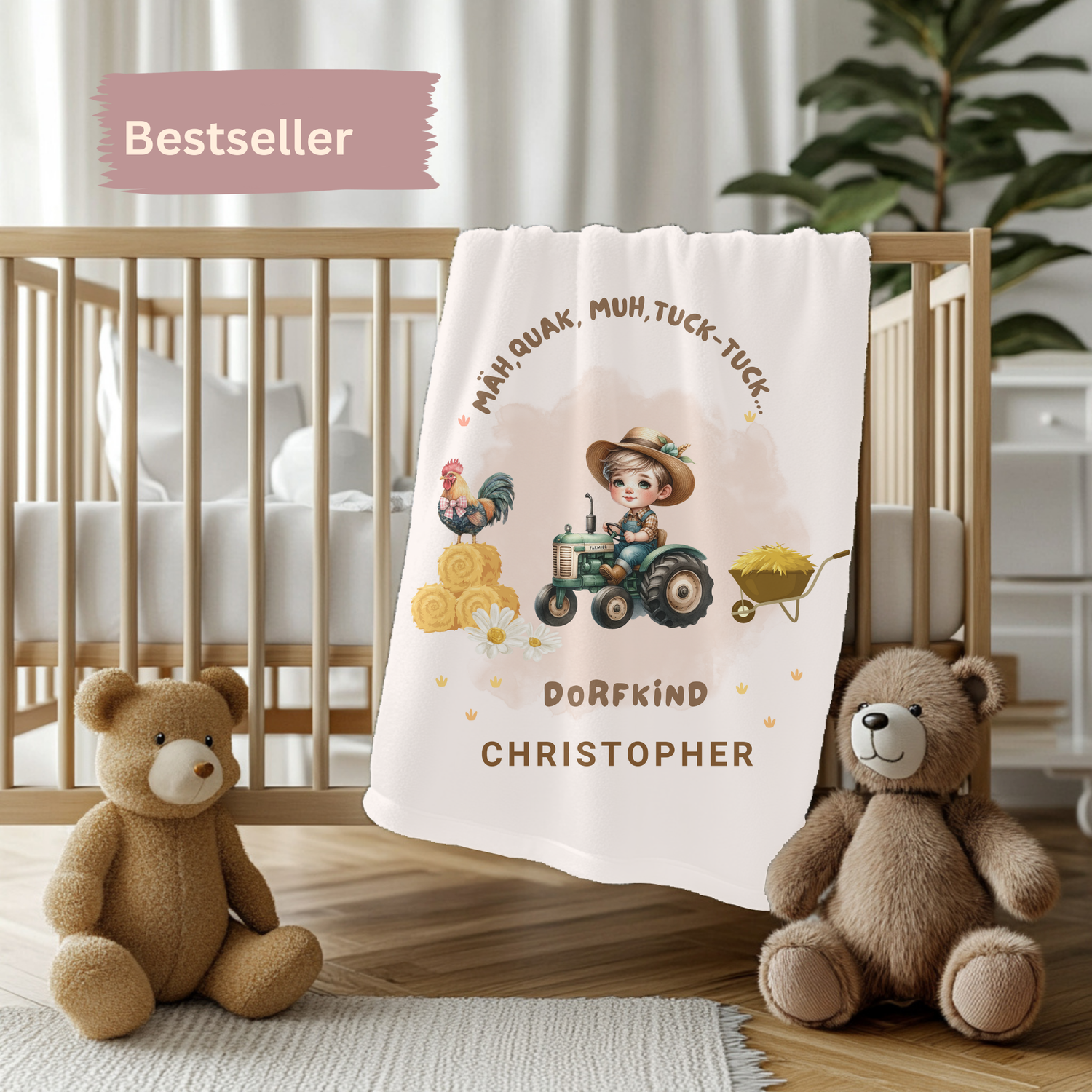 "Dorfkind" Babydecke mit Namen liegt über einem Kinderbett
