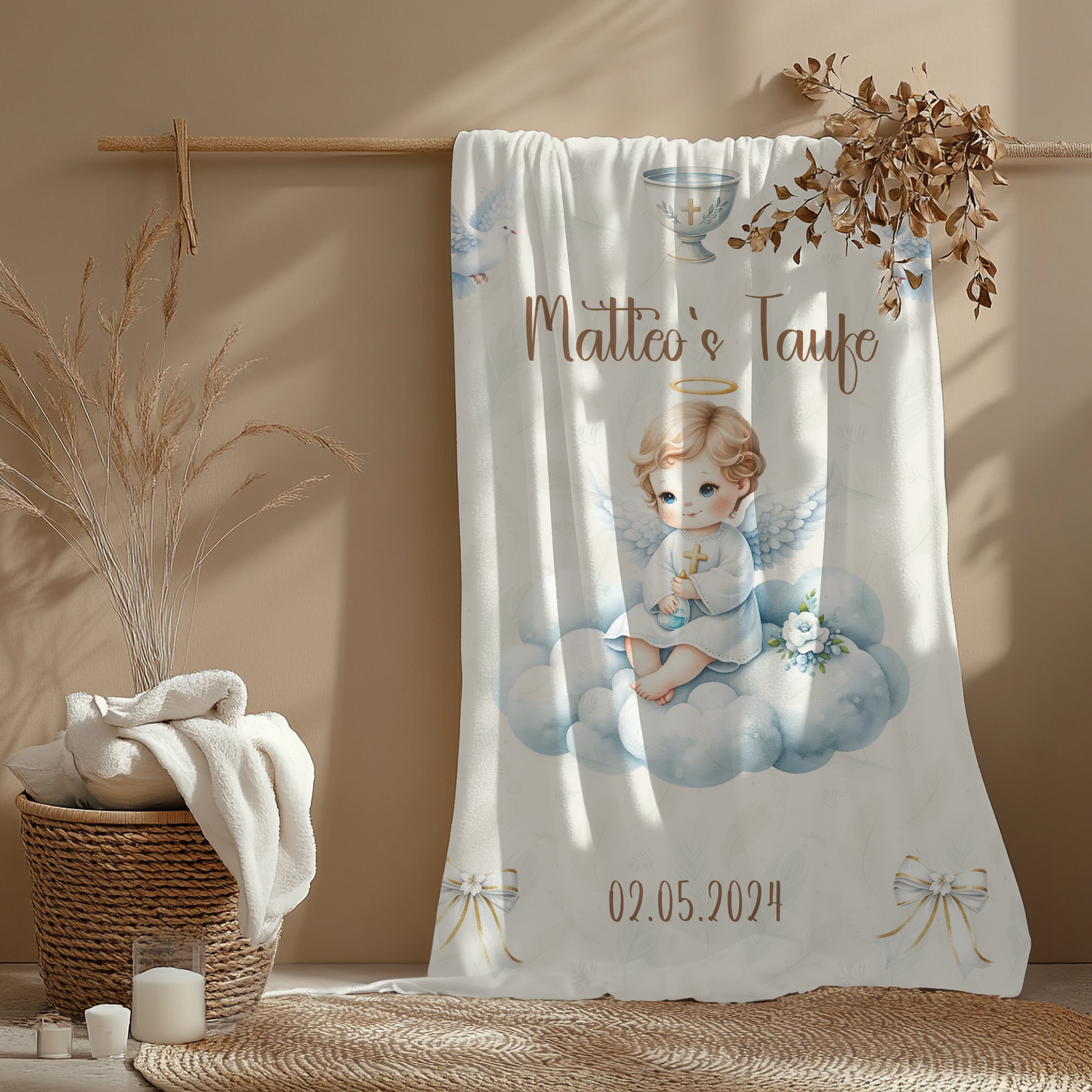 Babydecke personalisiert als Geschenk Taufe Junge hängt über einer Holzstange